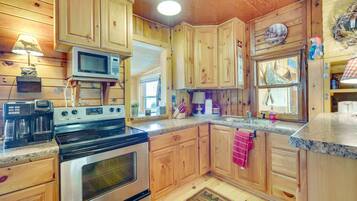 House (1 Bedroom) | Private kitchen | Microwave, oven, stovetop, cookware/dishes/utensils