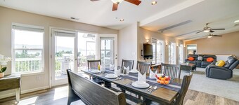 호수 및 산의 아름다 운 경치를 자랑하는 Lakeport 집