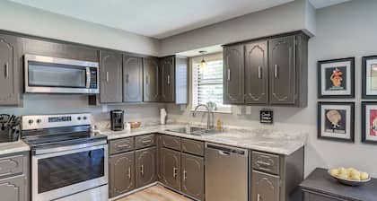 Rural Melbourne House With Deck!