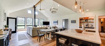 Stunning Chesapeake Bay Farmhouse w/ Dock & Kayaks