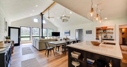 Stunning Chesapeake Bay Farmhouse w/ Dock & Kayaks