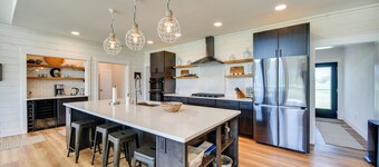 Stunning Chesapeake Bay Farmhouse w/ Dock & Kayaks