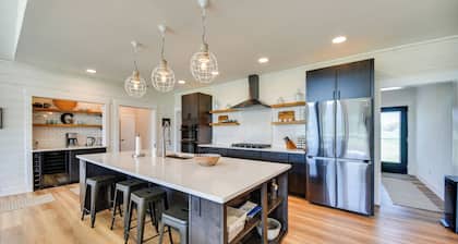 Stunning Chesapeake Bay Farmhouse w/ Dock & Kayaks