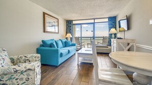 Living area - Oceanfront Resort Condo w/ Views in Myrtle Beach! (Myrtle Beach)