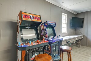 House (3 Bedrooms) | Interior - 'the Windmill House' w/ Pond: 9 Mi to Dayton! (Dayton)