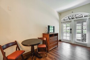 Interior - Breezy Naples Studio w/ Resort-style Perks! (Naples)