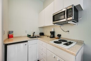 Interior - Breezy Naples Studio w/ Resort-style Perks! (Naples)