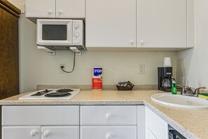 Interior - Quaint Naples Studio w/ Community Fitness Center (Naples)