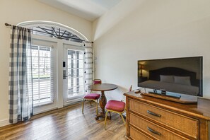 Apartment (0 Bedroom) | Interior - Quaint Naples Studio w/ Community Fitness Center (Naples)