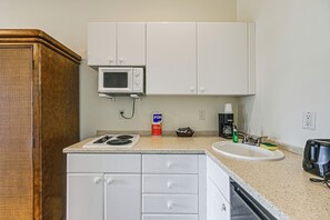 Apartment (0 Bedroom) | Interior - Quaint Naples Studio w/ Community Fitness Center (Naples)