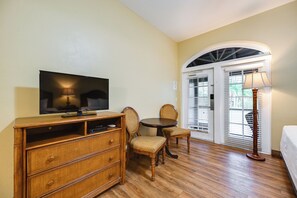 Apartment (0 Bedroom) | Interior - Naples Escape w/ Community Pool & Marina View! (Naples)