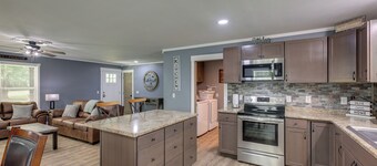 Close to Nickajack Lake! Serene Retreat w/ Hot Tub
