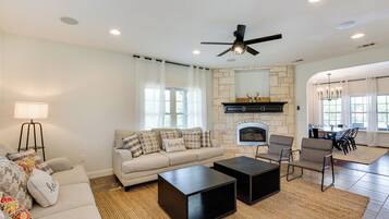 House (5 Bedrooms) | Interior