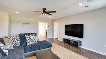 House (5 Bedrooms) | Interior