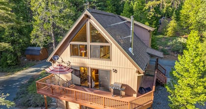 Hike, Ski & Unwind: Cabin w/ Hot Tub in Pioneer!