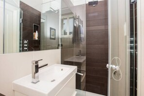 Een douche, een haardroger, handdoeken, zeep