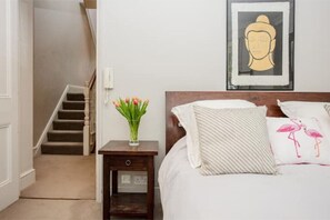 4 soverom, skrivebord, strykejern/-brett og reiseseng for barn