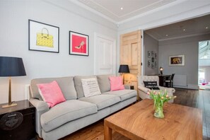 Smart TV, books, music library, stereo - Beautiful 4 Bed Family Home with Garden in Clapham
 (London)