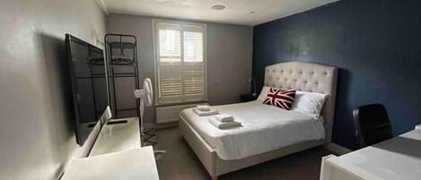 4 habitaciones, escritorio y tabla de planchar con plancha