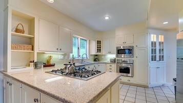 House (6 Bedrooms) | Interior