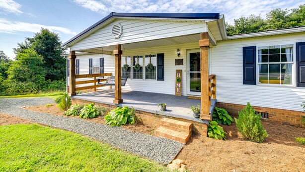 Interior - Near Blue Ridge Parkway: Ennice Home w/ Fire Pit (Ennice)