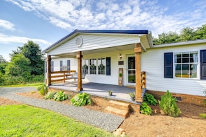 Interior - Near Blue Ridge Parkway: Ennice Home w/ Fire Pit (Ennice)