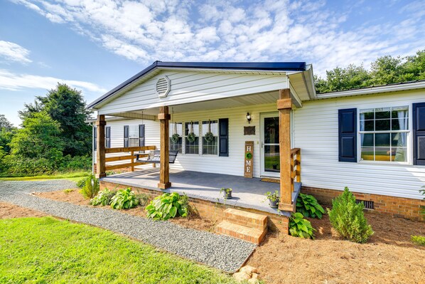 Interior - Near Blue Ridge Parkway: Ennice Home w/ Fire Pit (Ennice)