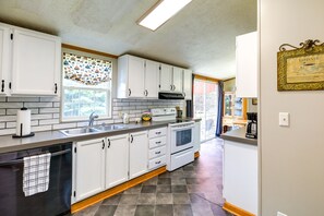 House (3 Bedrooms) | Interior - Near Blue Ridge Parkway: Ennice Home w/ Fire Pit (Ennice)