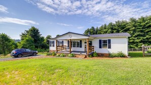 Exterior - Near Blue Ridge Parkway: Ennice Home w/ Fire Pit (Ennice)