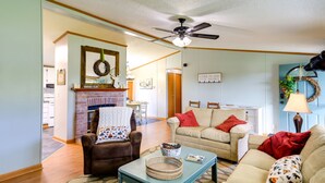 Interior - Near Blue Ridge Parkway: Ennice Home w/ Fire Pit (Ennice)