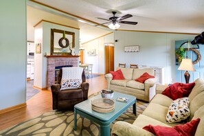 Interior - Near Blue Ridge Parkway: Ennice Home w/ Fire Pit (Ennice)