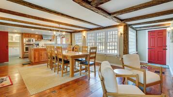 House (5 Bedrooms) | Interior