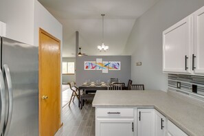 Dining - Deerfield Home Rental w/ Fire Pit & Hot Tub! (Deerfield)