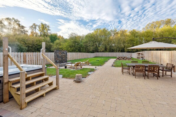 Outdoor dining - Deerfield Home Rental w/ Fire Pit & Hot Tub! (Deerfield)