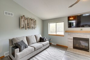 TV, fireplace