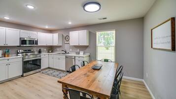 House (3 Bedrooms) | Interior