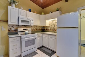 Apartment (1 Bedroom) | Interior - Great for Business Travelers! Peaceful Aloha Unit (Aloha)