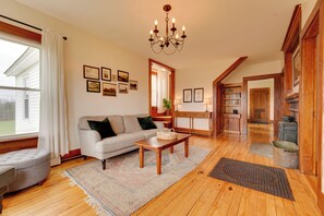 House (6 Bedrooms) | Interior