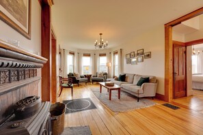 House (6 Bedrooms) | Interior