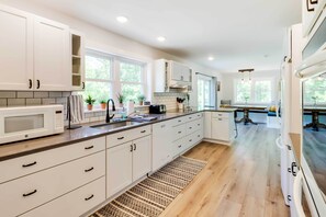 House (5 Bedrooms) | Interior