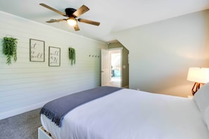 Interior - Pickleball Court & Fire Pit: Milton Cabin! (Milton)