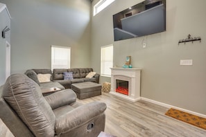 House (4 Bedrooms) | Interior - Waterfront Buckeye Lake Vacation Rental w/ Hot Tub (Thornville)