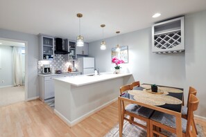 Dining - Cozy Herndon Home Near Wineries! (Herndon)