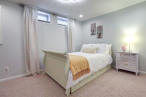Rumah (2 Bedrooms) | 2 kamar tidur, setrika/meja setrika, dan tempat tidur bayi gratis