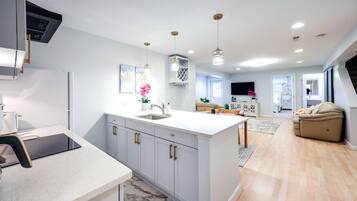 Microwave, oven, kompor, dan peralatan masak/sendok-piring