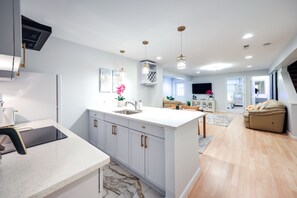 Microwave, oven, stovetop, cookware/dishes/utensils - Cozy Herndon Home Near Wineries! (Herndon)