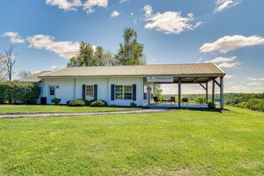 Interior - Cozy Cottage in Taylorsville: Hot Tub & Lake Views (Taylorsville)