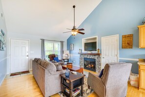 Interior - Cozy Cottage in Taylorsville: Hot Tub & Lake Views (Taylorsville)