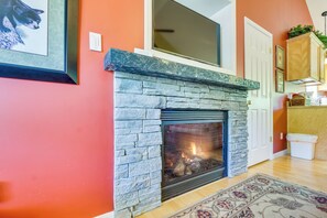 Cottage (2 Bedrooms) | Interior - Taylorsville Cottage w/ Hot Tub & Lake Access! (Taylorsville)