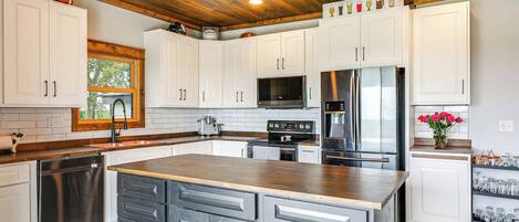 House (5 Bedrooms) | Interior